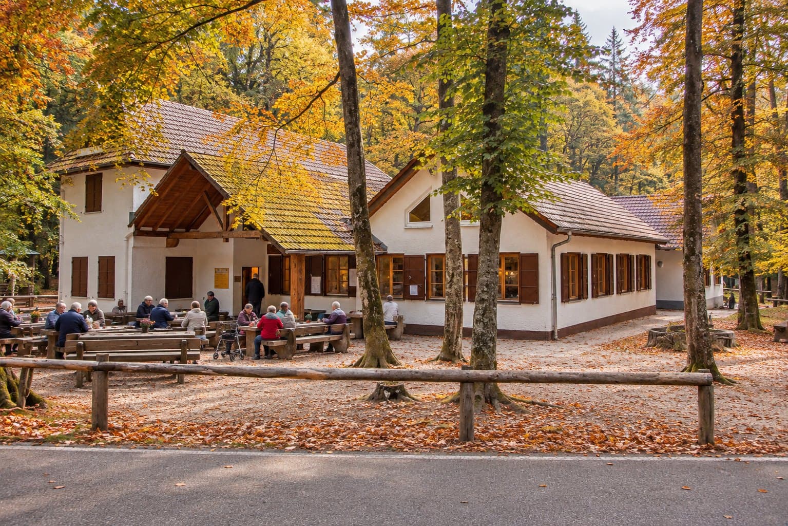 Gäste sitzen an Holztischen vor einer Waldhütte im Herbstlaub, daneben steht ein Rollator